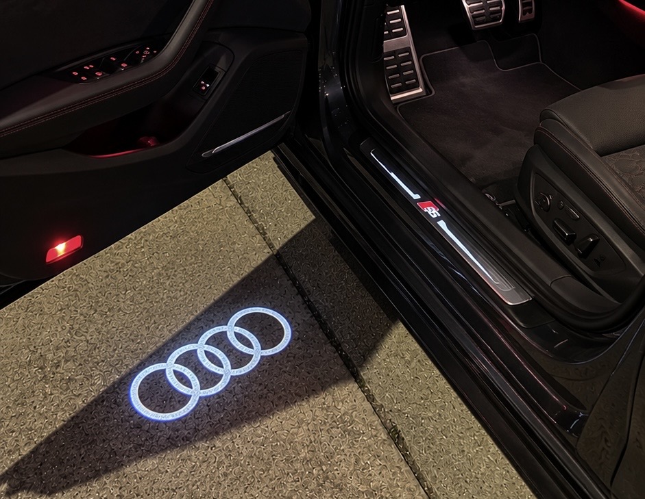 Luz de cortesía Audi proyectando los cuatro anillos