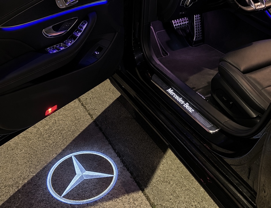 Luz de cortesía Mercedes-Benz proyectando la estrella