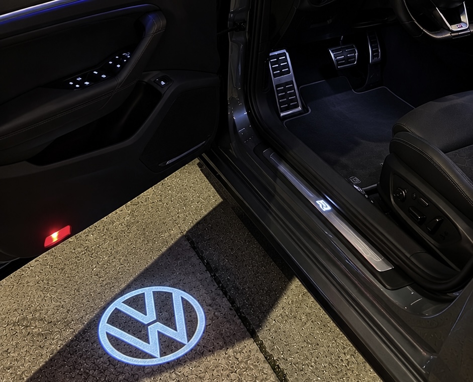 Luz de cortesía Volkswagen proyectando el logo
