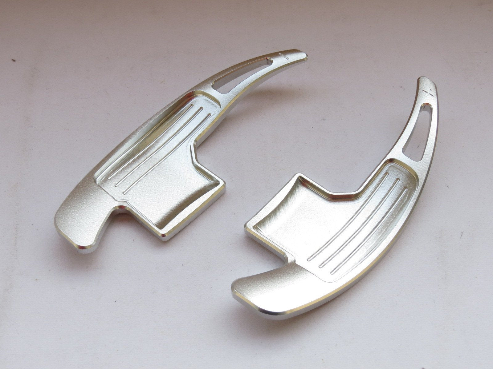Extensores de levas Ford Mustang plateados, producto sobre fondo blanco