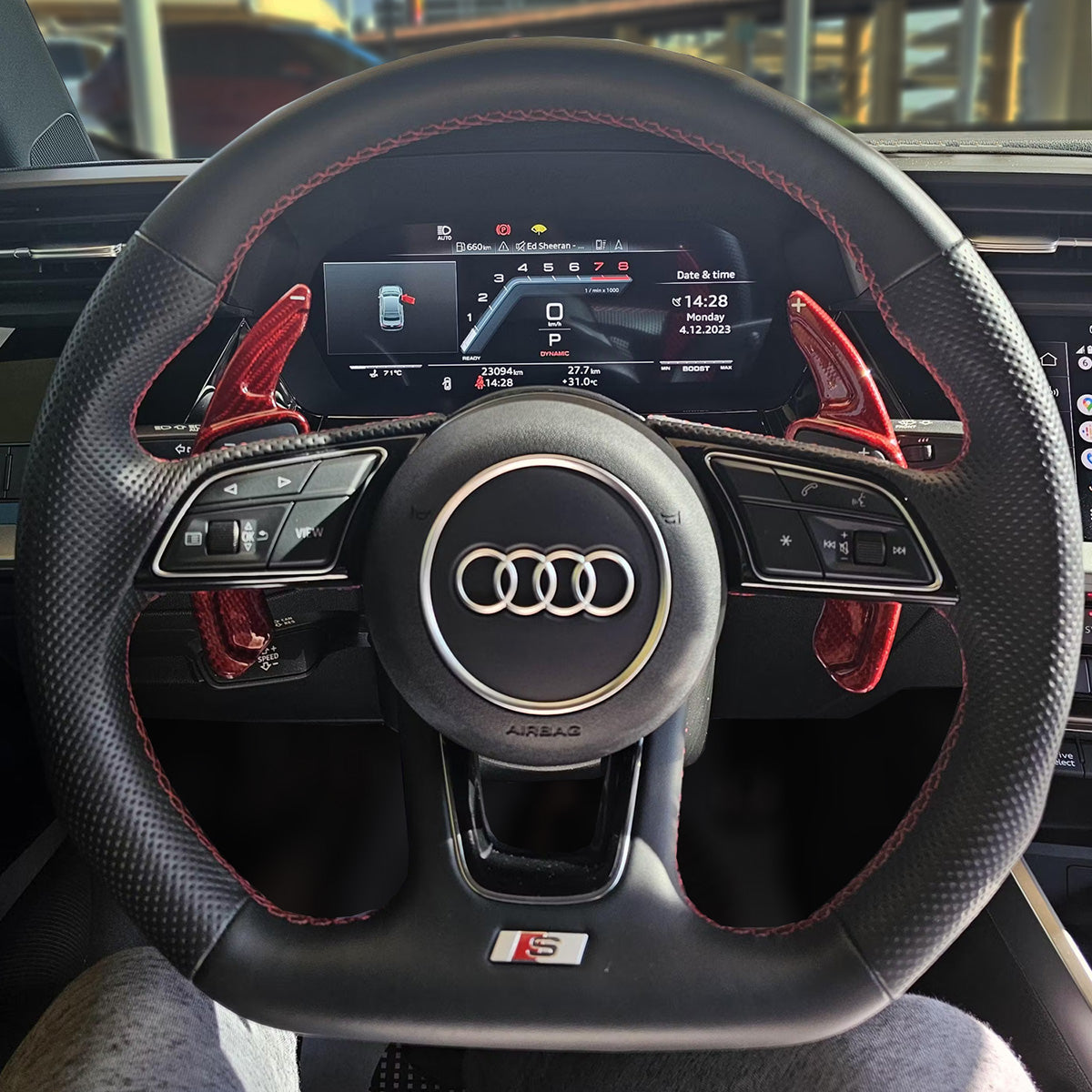 Volante Audi con el mismo modelo de extensores rojos de fibra de carbono instalado
