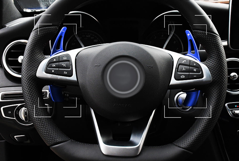 Volante Mercedes-Benz con el mismo modelo de extensores azules instalado