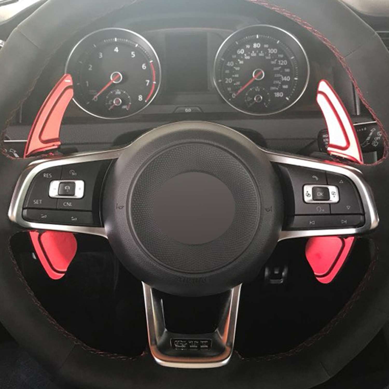 Volante Volkswagen con el mismo modelo de extensores rojos instalado
